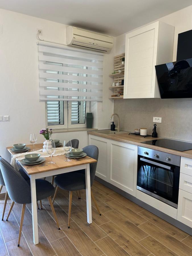 Zio Nino Apartment Sutomiscica Bagian luar foto