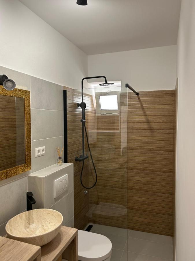 Zio Nino Apartment Sutomiscica Bagian luar foto