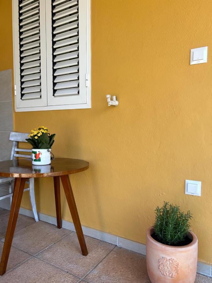 Zio Nino Apartment Sutomiscica Bagian luar foto